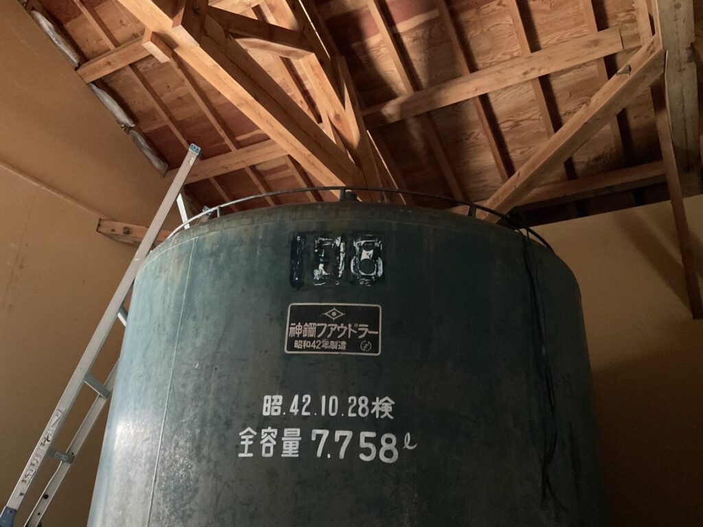 昭和42年と印字のあるワイン用タンク