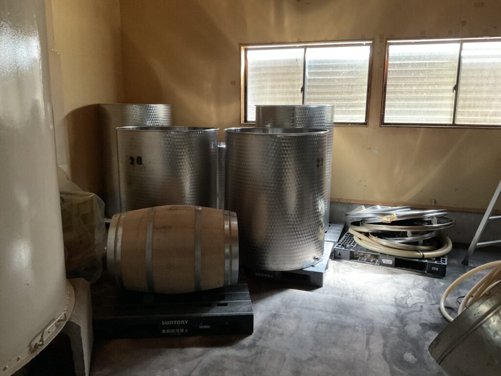 ワイン用タンクとワイン用の樽