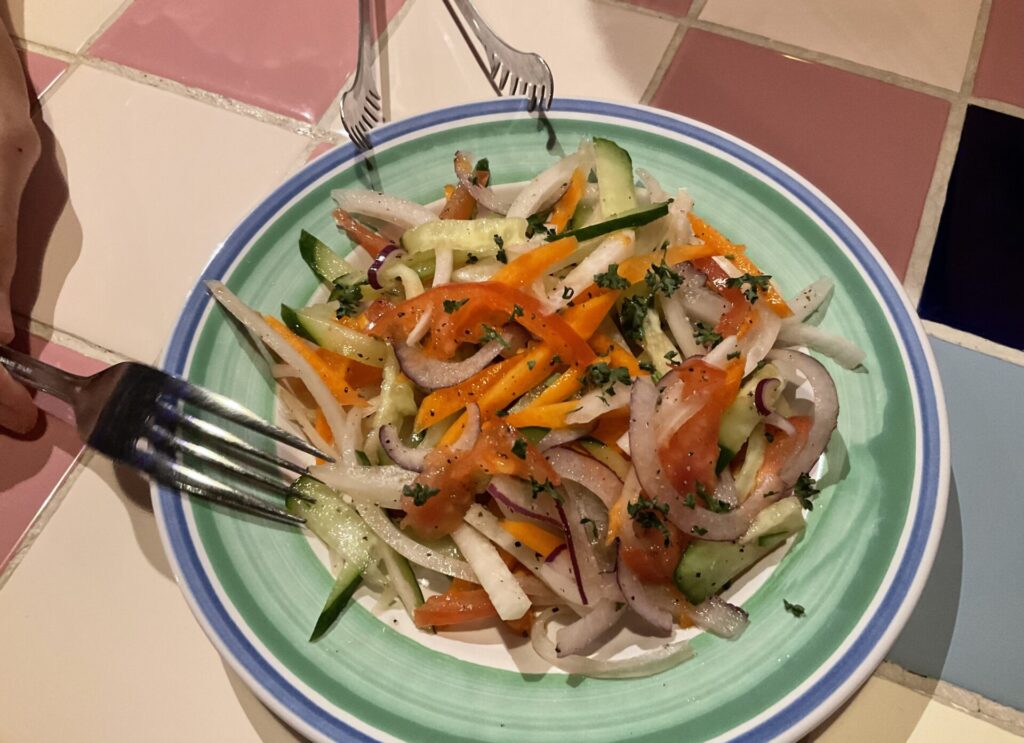 皿に盛られたカラフルな野菜サラダ