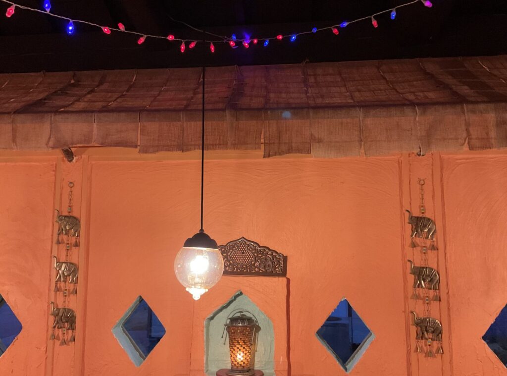 オレンジ色の壁と青色の菱形の窓