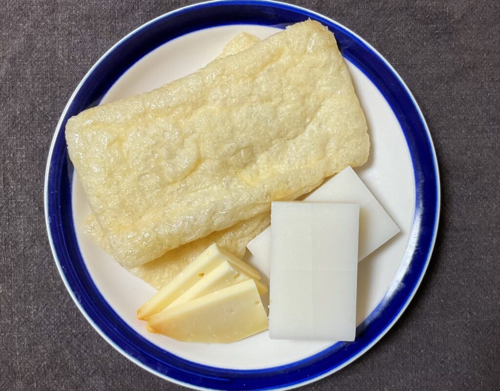 皿に盛った薄揚げと切り餅とチーズ