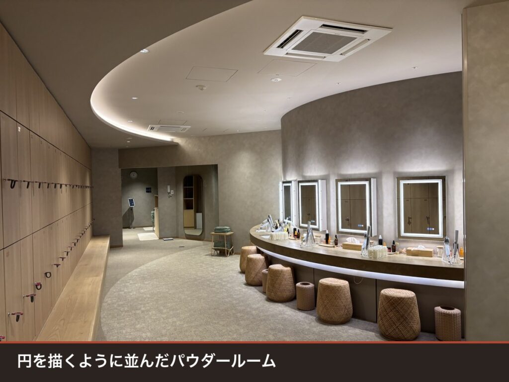 TOTOPA女性フロアのパウダールーム 円形の鏡台と籐のスツール