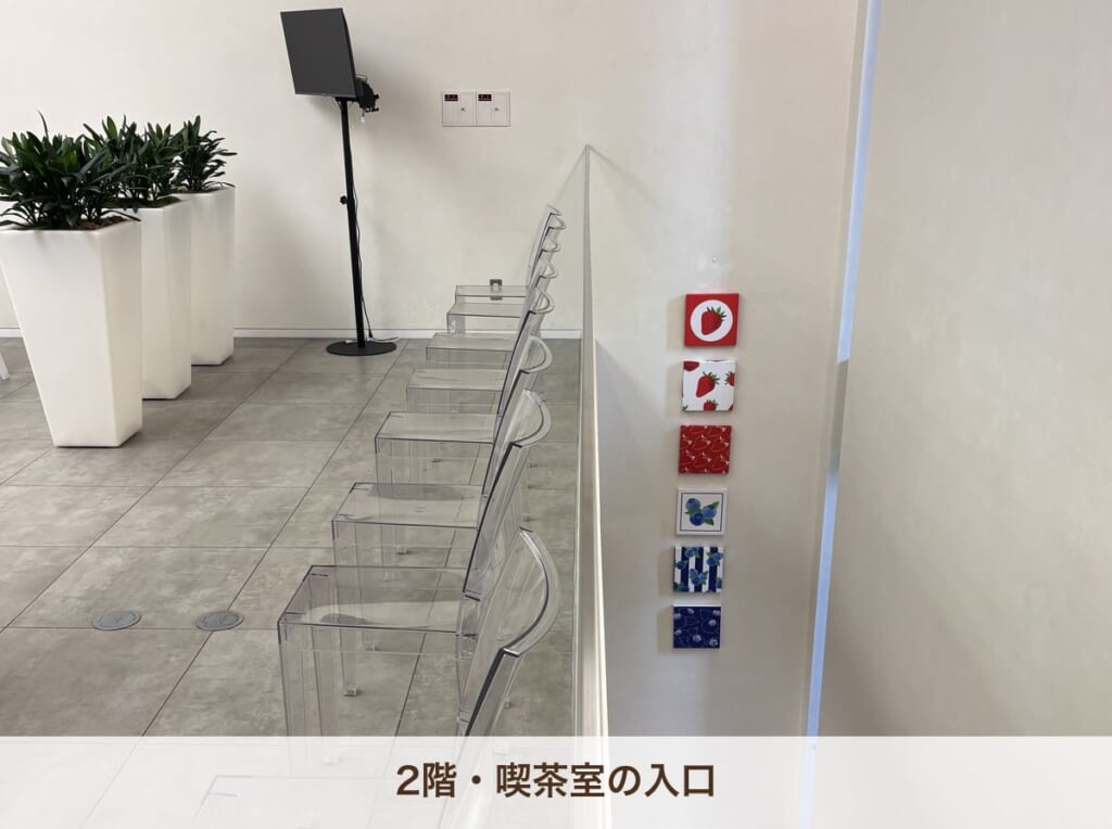 六花亭 札幌本店 喫茶室の入口 順番を待つ椅子
