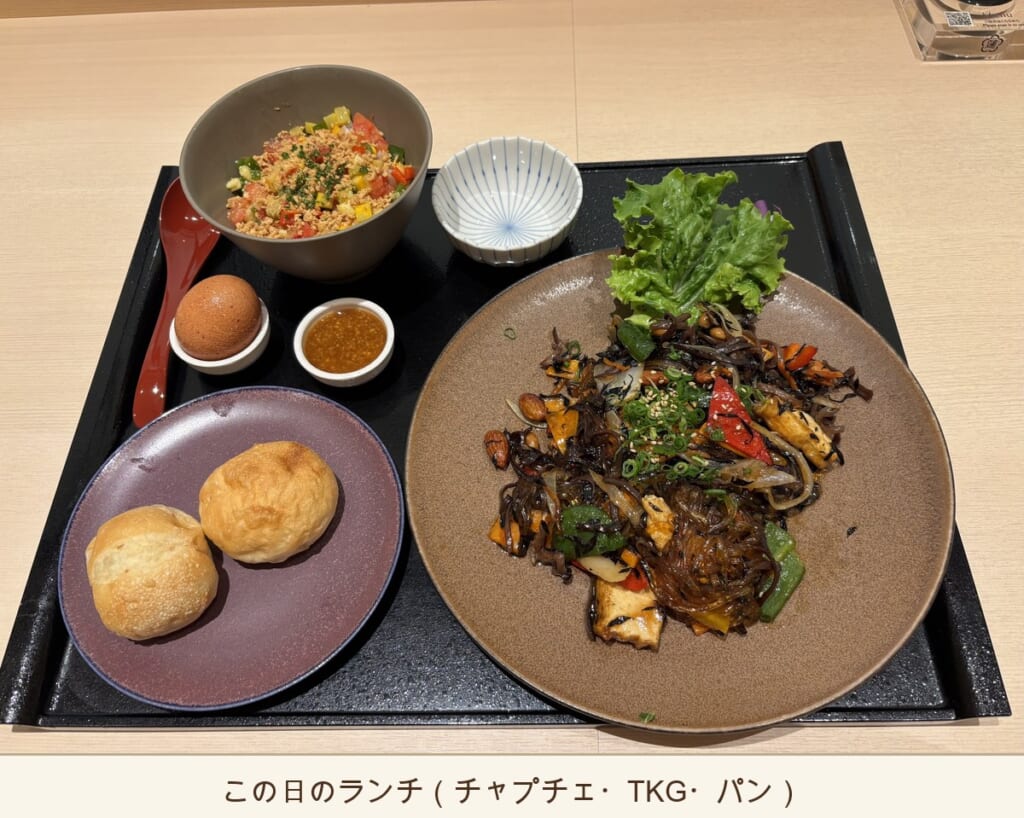 うめきた温泉 蓮のレストランのランチ 春雨チャプチェと蓮のTKGとパン