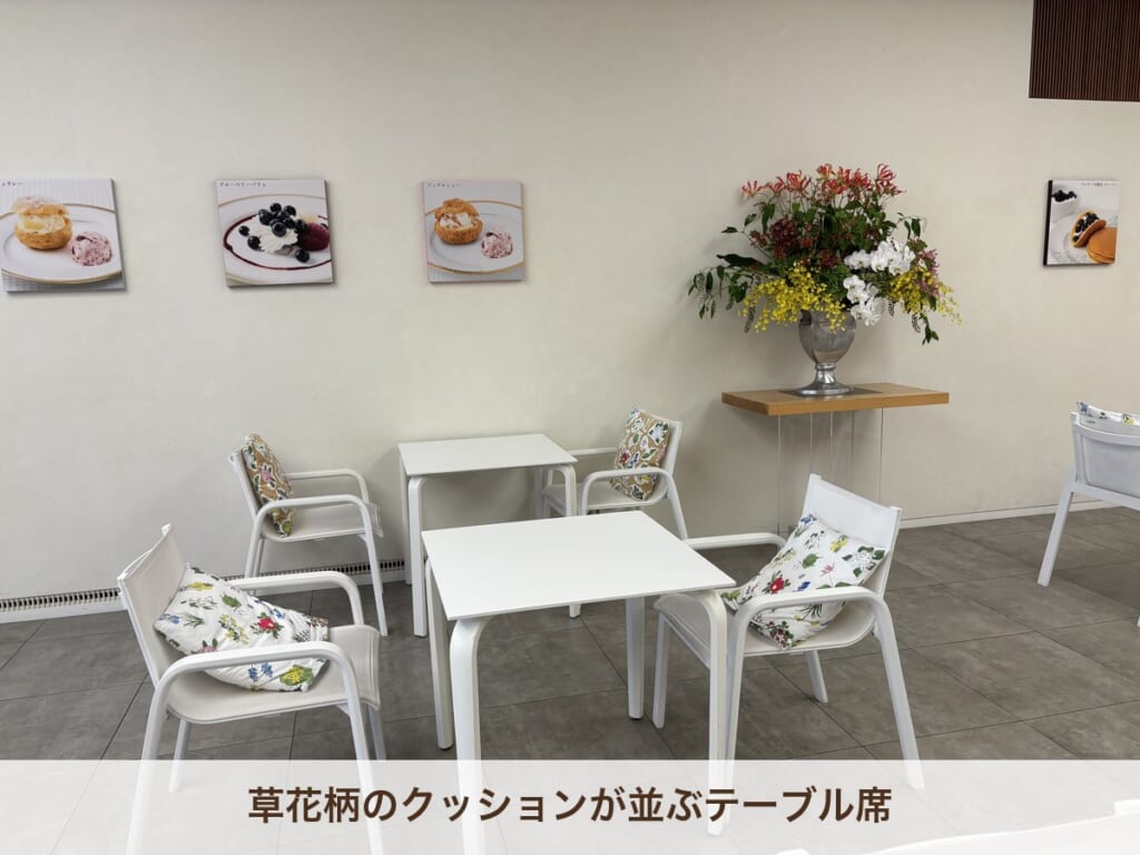 六花亭 札幌本店 喫茶室 店内のテーブル席